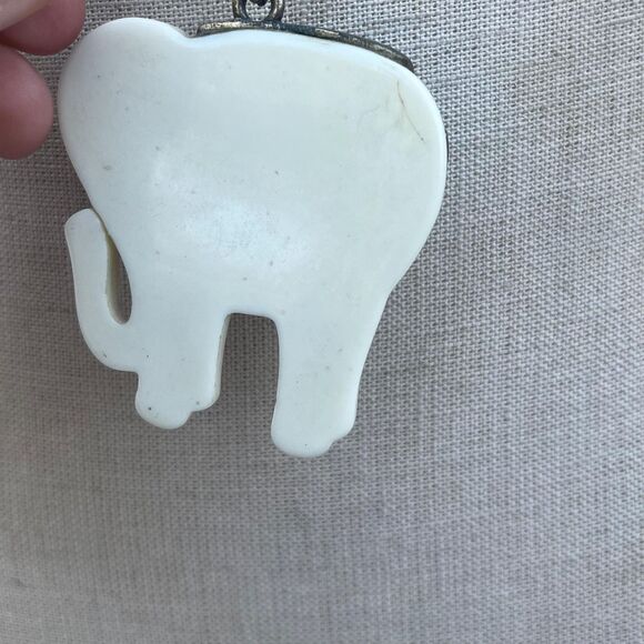 Vintage Avon Elephant Necklace Quirky Statement jewelry - Picture 6 of 6